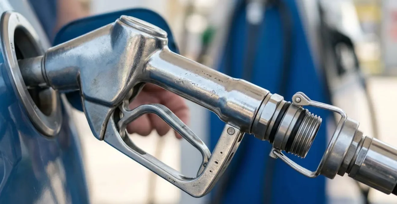 Vue rapprochée d'un pistolet de distribution GPL chromé avec détails de la buse métallique, arrière-plan flouté créant un effet bokeh sur les équipements de la station